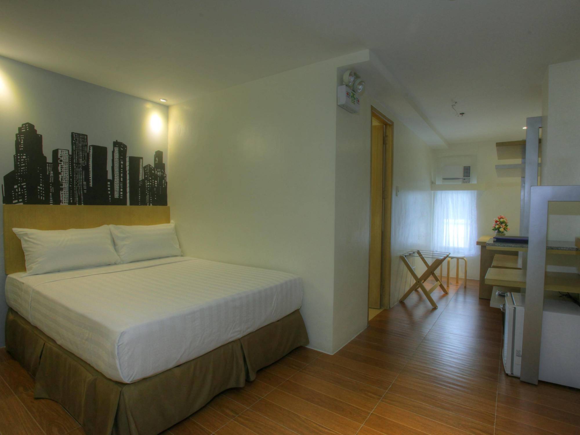 Fersal Hotel Makati Avenue Макати Экстерьер фото