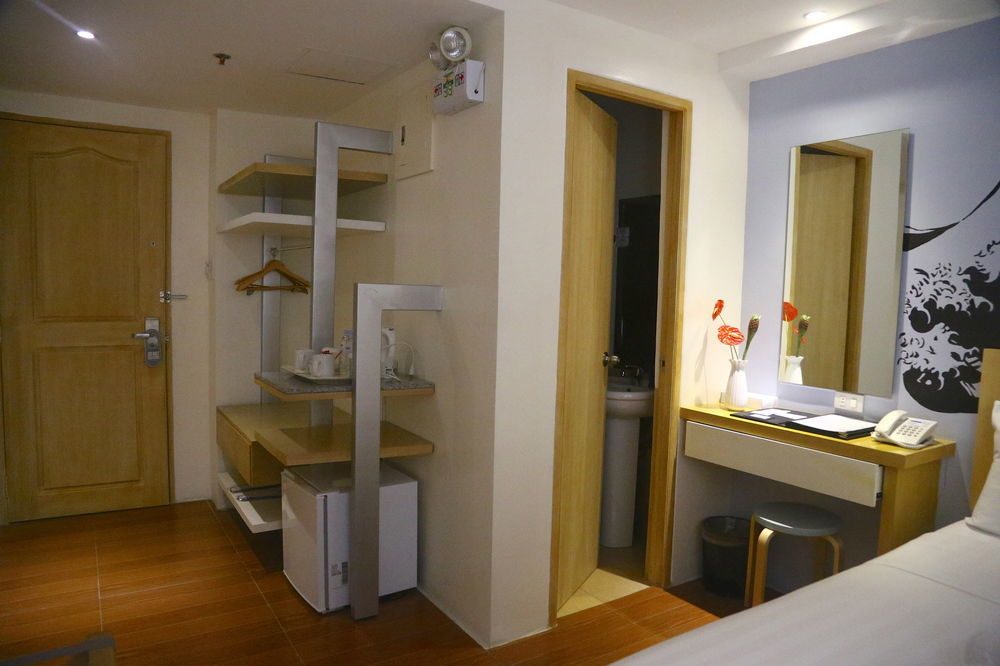 Fersal Hotel Makati Avenue Макати Экстерьер фото